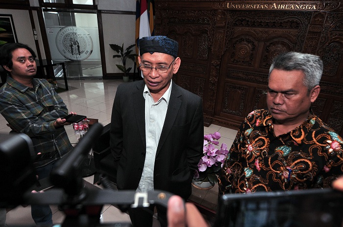 JALUR MANDIRI: Rektor Unair M Nasih didampingi ketua PPMB, Achmad Solihin memberikan penjelasan terkait penerimaan mahasiswa Unair jalur mandiri, di Gedung Rektorat, Rabu (24/7). (ANDY S/RADAR SBY)