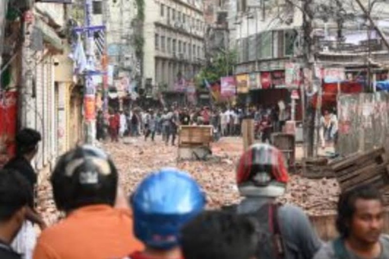 Pengunjuk rasa anti bentrok dengan mahasiswa pendukung Partai Awami League di Dhaka, Bangladesh, pada 16 Juli 2024.