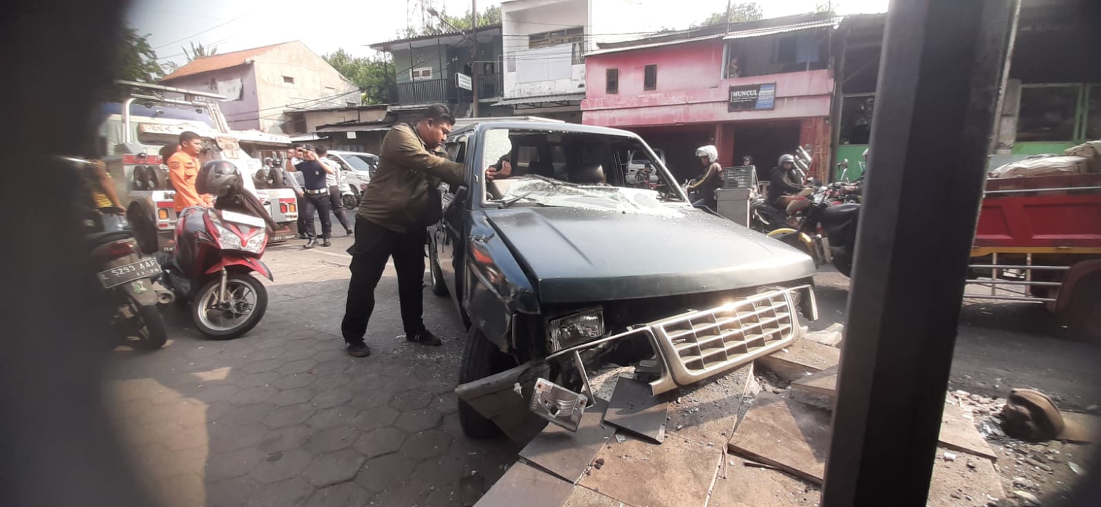 Mobil ringsek setelah menabrak warung dan motor di Jalan Ngagel, Rabu (24/7). (MAHRUS/RADAR SURABAYA)