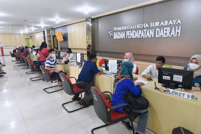 URUS SENDIRI: Warga melakukan pengurusan administrasi PBB di kantor Bapenda Kota Surabaya. (SURYANTO/RADAR SURABAYA)