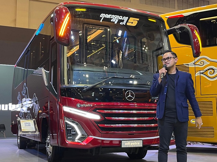 FULL INOVASI: Gilang Widya Permana alias Juragan 99 di depan unit bisnis transportasi terbarunya. (IST)