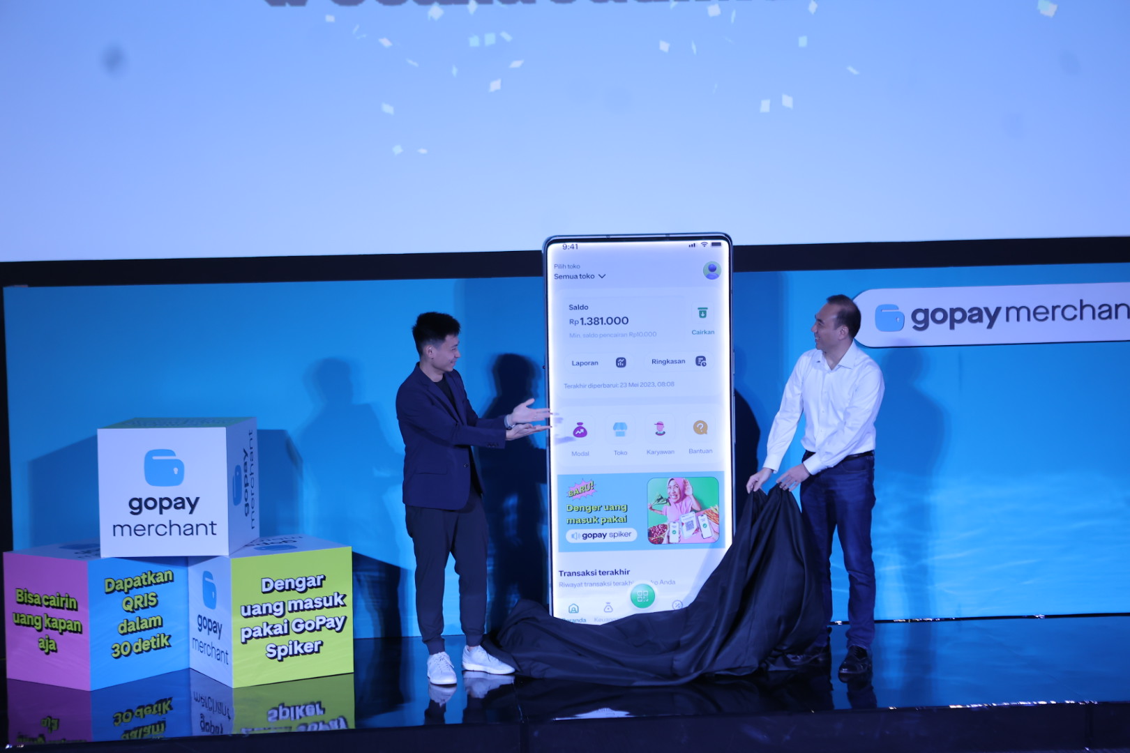 Hans Patuwo, Chief Operating Officer GoTo, dan Haryanto Tanjo, Head of Merchant Services GoTo Financial pada acara peluncuran Aplikasi GoPay Merchant.