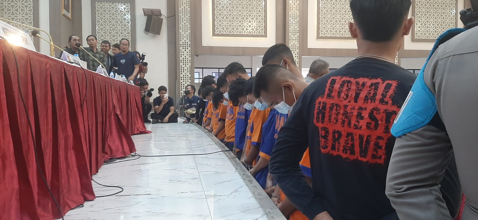 Sejumlah pesilat diamankan gegara mengeroyok polisi di Jember. (MAHRUS/RADAR SURABAYA)