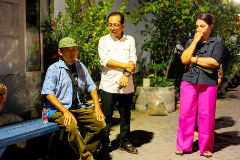 Nanang Purwono bersama Wakil Ketua DPRD Surabaya AH Thony blusukan di Krembangan dan Pesapen. Mencari jejak sinyo dan noni tempo doeloe. (IST)