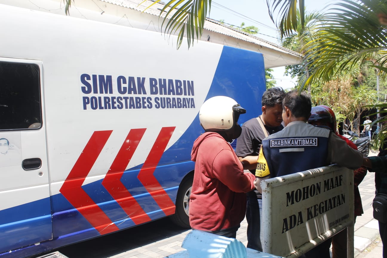 Ilustrasi mobil SIM Keliling di Surabaya.