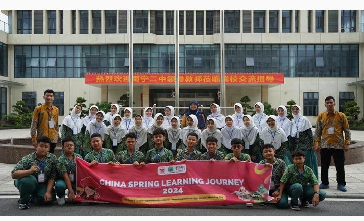 Puluhan murid dan ustad SMP Progresif Bumi Shalawat mengikuti China Spring Learning Journey 2024 di Tiongkok. (IST)
