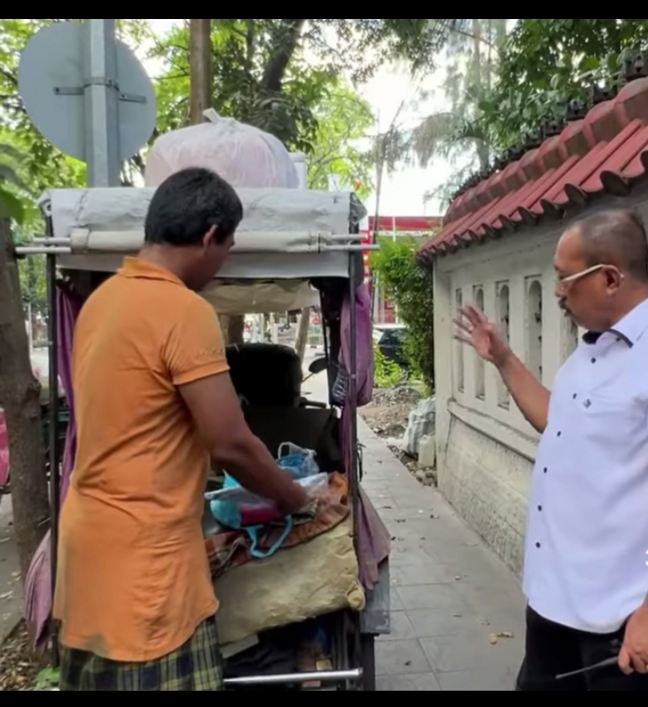 Wakil Wali Kota Surabaya Armuji saat sidak seorang bapak dan anak yang tinggal di becak motor (bentor) di Jalan Arjuna, Surabaya. (IST)
