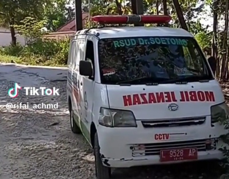 Mobil ambulans yang disopiri Rifai Achmad.