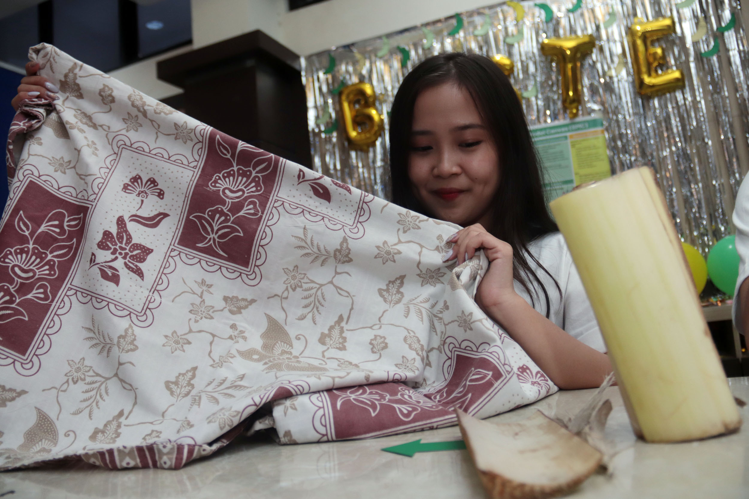 RAMAH LINGKUNGAN: Mahasiswa menunjukkan kain yang dibuat dari bahan baku batang pohon pisang.