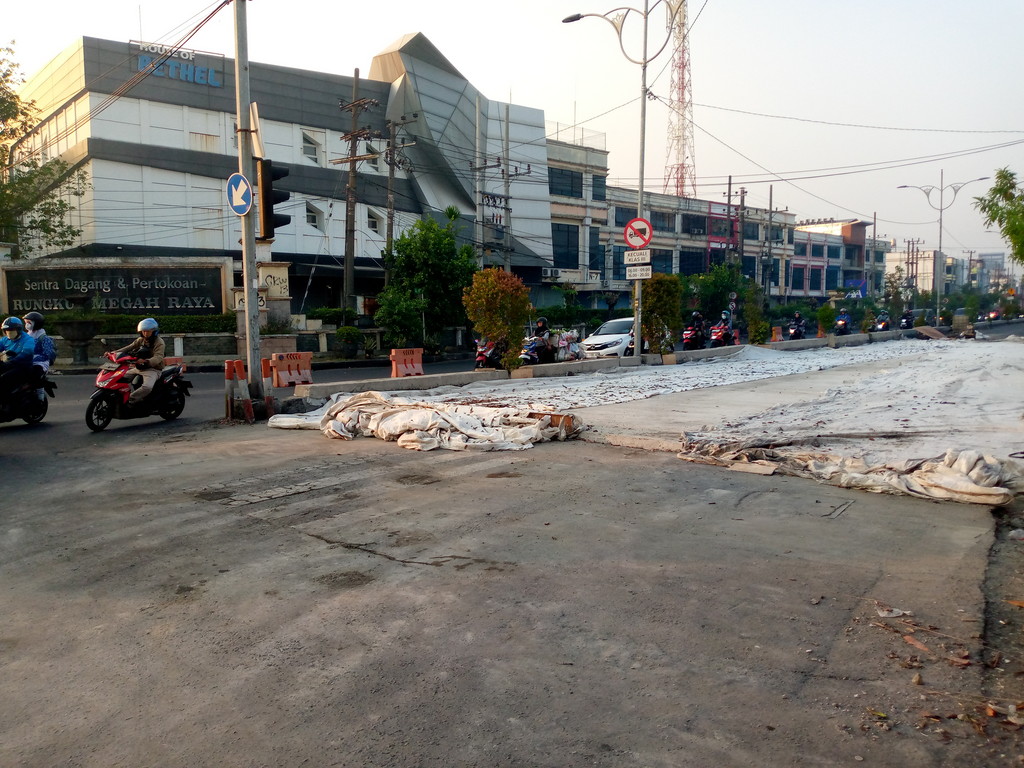 Betonisasi Jalan Raya Kalirungkut Surabaya. Arus lalu lintas agak tersendat. (LAMBERTUS HUREK/RADAR SURABAYA)