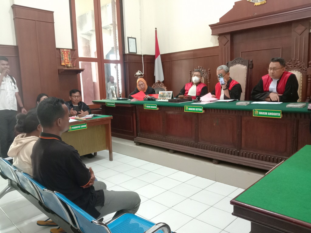 Siprianus Jehde bersama istrinya memberikan keterangan di PN Surabaya. (FAJAR/RADAR SURABAYA)