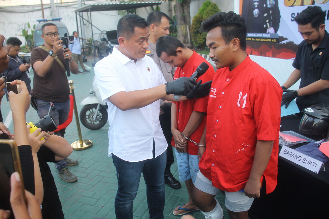 Tersangka curanmor diamankan Polrestabes Surabaya. Ada yang ditembak kakinya karena lawan petugas. (SURYANTO/RADAR SURABAYA)