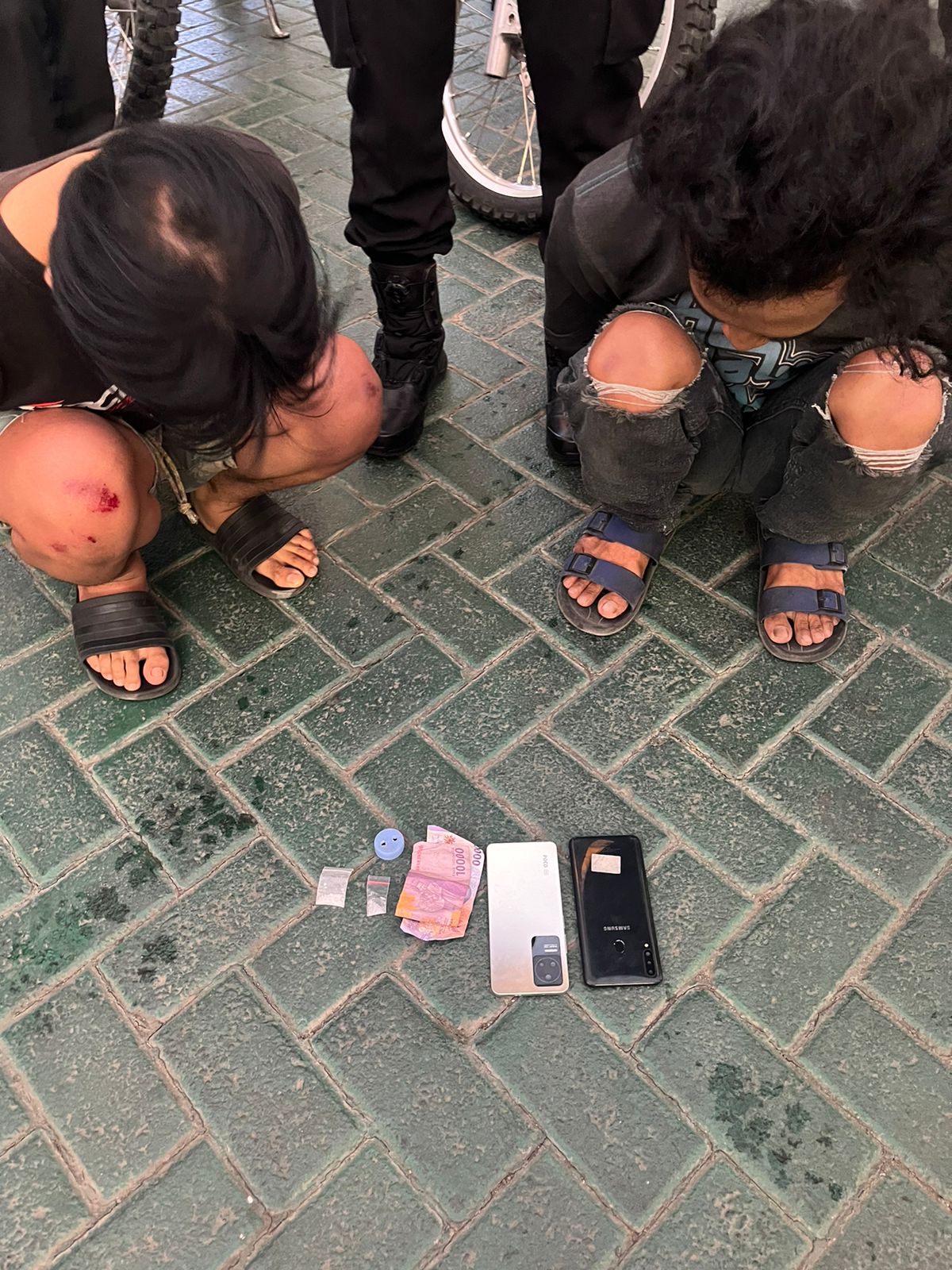 Dua pria dihentikan Tim Respatti di Jalan Gubeng Kertajaya, Surabaya. Ketika menggeledah keduanya polisi menemukan dua poket SS. (IST)