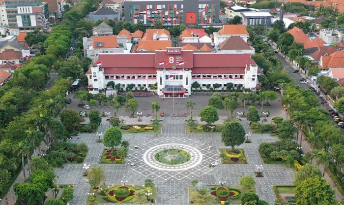 TUNGGU: Siapa wali kota dan wakil wali kota yang akan menghuni Balai Kota Surabaya untuk periode 2024-2029? (SURABAYA.GO.ID)