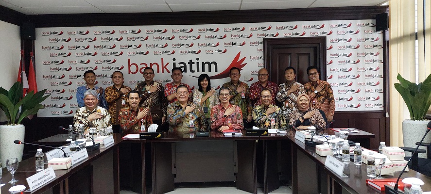 KERJA SAMA: Manajemen Bank Jatim bersama Bank Banten dalam pertemuan kedua belah pihak di Ruang Semeru Bank Jatim, Kamis (11/7). (IST)