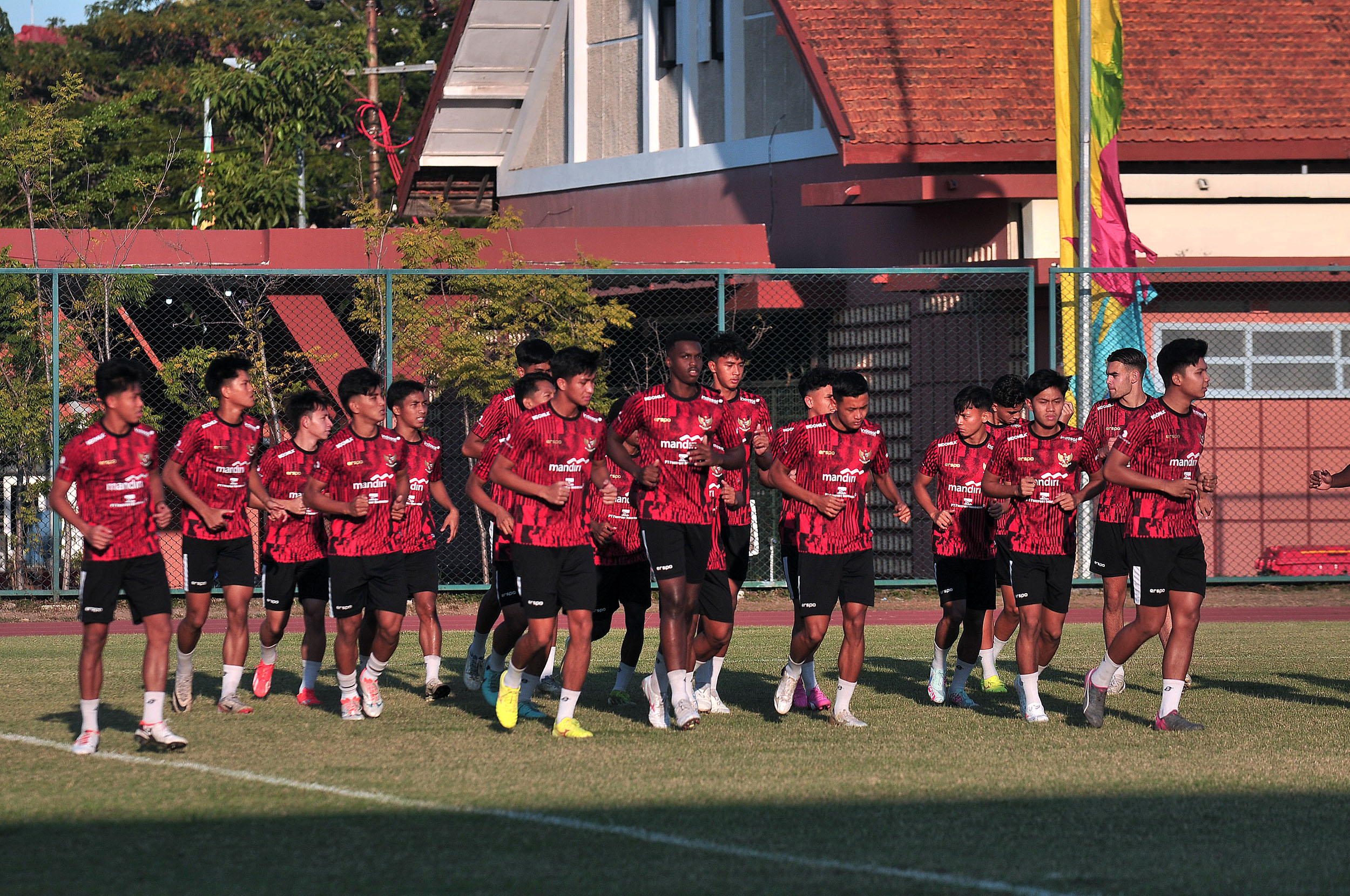 Pemain Timnas Indonesia U-19 melakukan latihan ringan jelang laga semifinal Piala AFF U-19 melawan Malaysia. (ANDY SATRIA/RADAR SURABAYA)