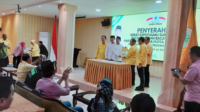 SIAP: Ketua DPD Golkar Jatim Sarmuji menyerahkan SK Surat Tugas kepada sejumlah nama yang akan maju di Pilkada Jatim tahun ini. (MUS PURMADANI/RADAR SURABAYA)
