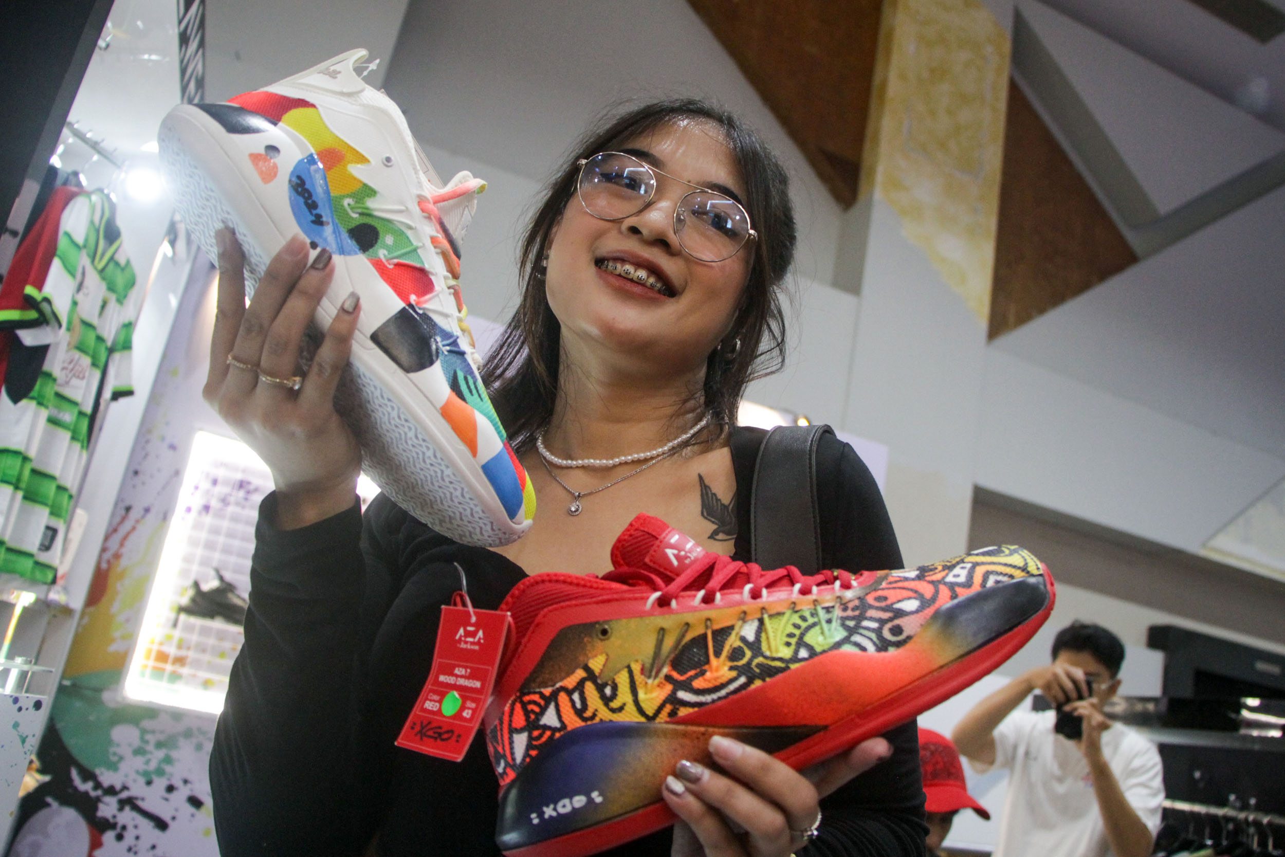 ADA MAKNANYA: Hasil custom painting sepatu karya mural artist, Xgo.