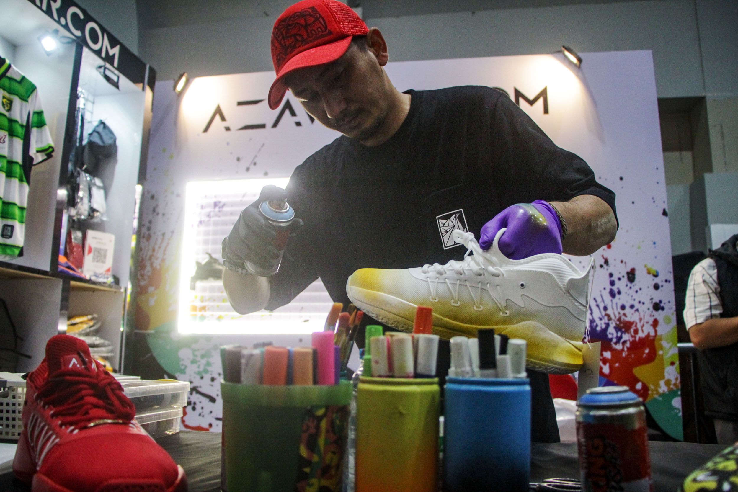 Mural Artist asal Surabaya, Xgo melakukan live painting dalam USS Downtown Market yang digelar di Tunjungan Plaza 3 Surabaya, Jumat (26/7).