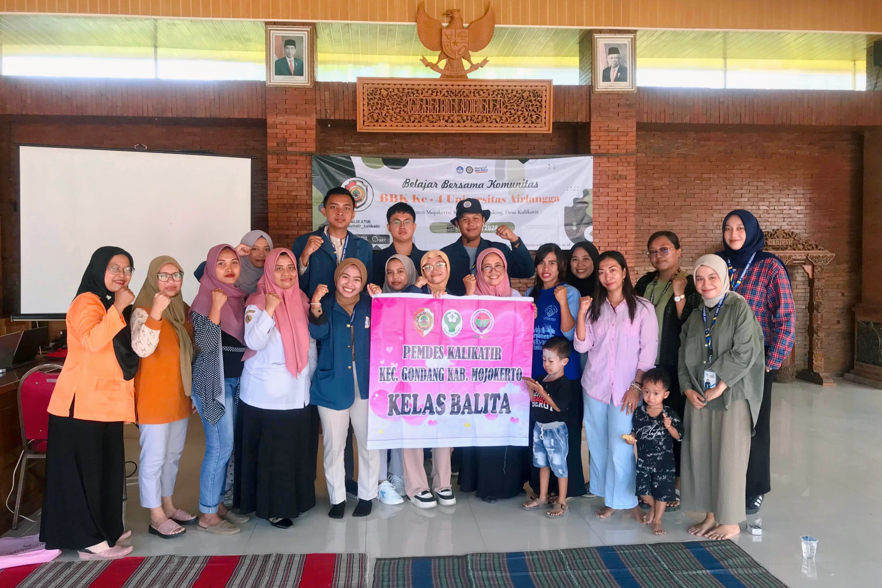 BERSAMA: Mahasiswa KKN - BBK 4 Universitas Airlangga sinergi dengan kader kesehatan, bidan, dan perawat Desa Kalikatir.