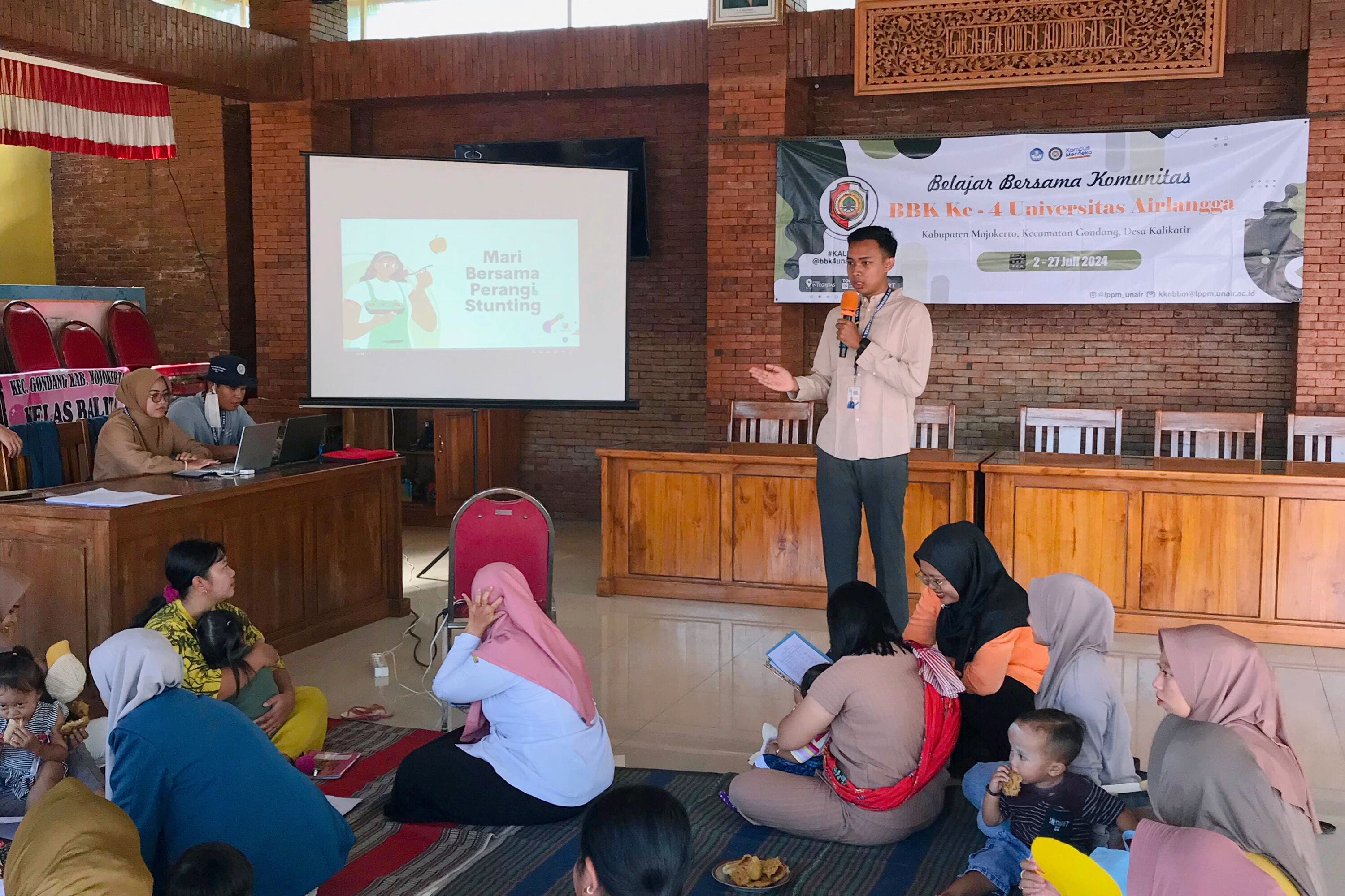 ANTUSIAS: Ibu-ibu Desa Kalikatir aktif memperhatikan penyampaian program CAKEP oleh Mahasiswa Universitas Airlangga.