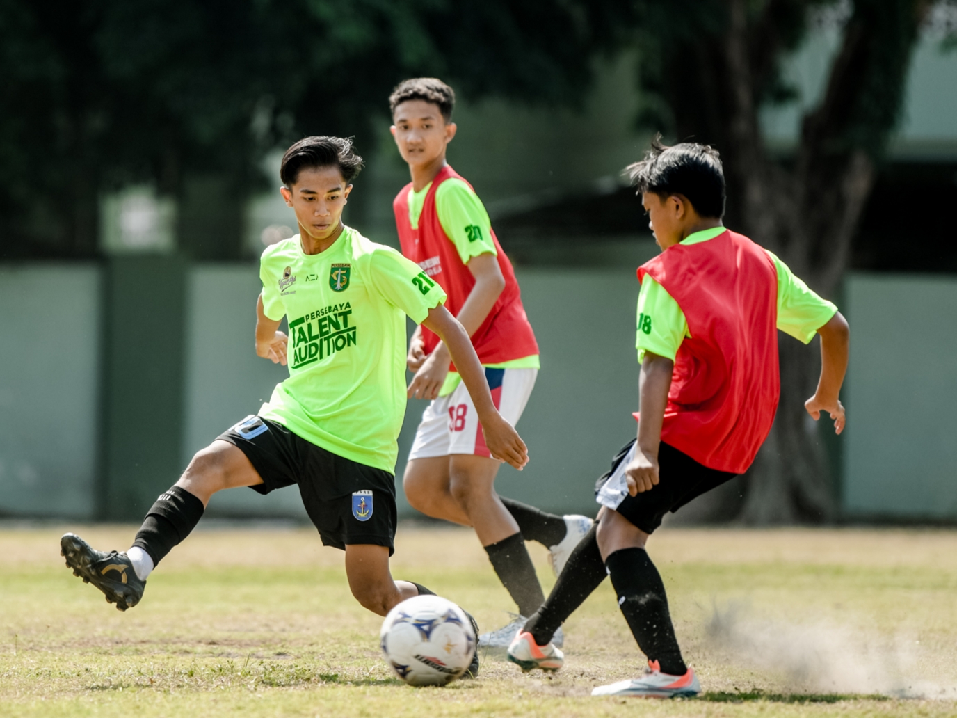 Para calon bintang sepak bola dari berbagai daerah di Indonesia fokus dalam mengikuti Persebaya Future Lab Talent Audition di Lapangan Makodam V Brawijaya Surabaya. (IST)