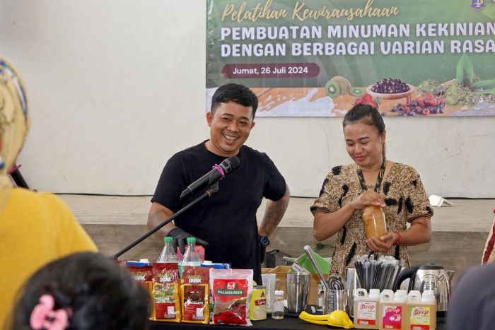 BERBAGI ILMU: Suasana pelatihan pembuatan minuman yang dilakukan Pemkot Surabaya melalui Dinkopdag Surabaya di Serambi Ampel, Jumat (26/7). (SURABAYA.GO.ID)