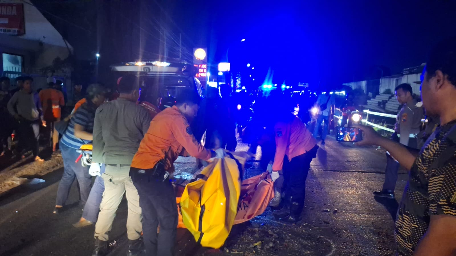 Petugas membawat mayar korban laka MDSK, 19, untuk dibawa ke RSUD dr Soetomo, Surabaya. (IST)