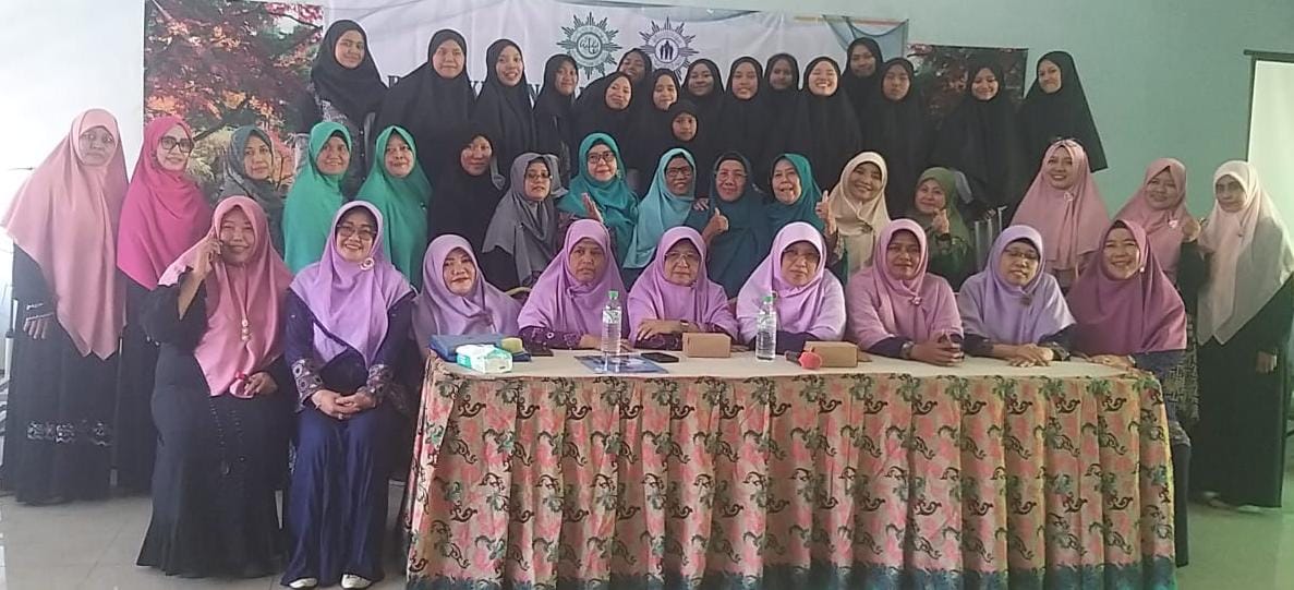 SIAP KERJA: Pengurus baru Panti Asuhan Yatim Putri Aisyiyah I Baratajaya periode 2024-2028 usai di kukuhkan oleh Ketua Pimpinan Daerah Aisyiyah Kota Surabaya, Sabtu (27/7).