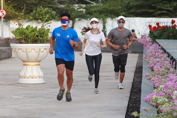 AYO OLAHRAGA: Jogging bisa dilakukan di luar rumah bersama teman atau komunitas untuk menjaga agar tubuh tetap sehat. (ANDY S/RADAR SURABAYA)