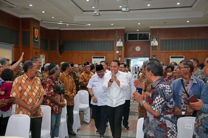 TERIMA KASIH: Wali Kota Surabaya Eri Cahyadi bersama Ketua PMI Jatim Imam Oetomo menghadiri pembekalan kepada calon penerima penghargaan SLKS di Graha Sawunggaling, Sabtu (27/7). (SURABAYA.GO.ID)