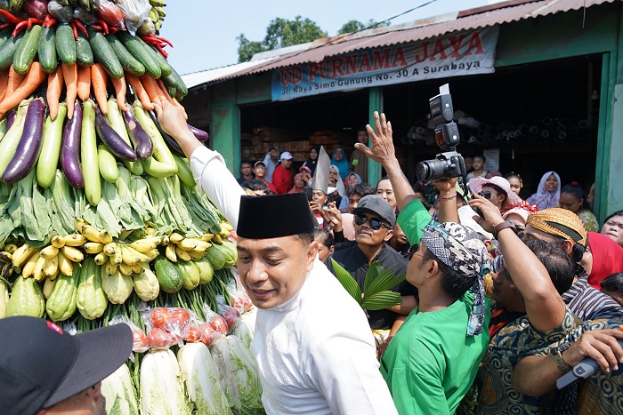 REBUTAN: Wali Kota Surabaya Eri Cahyadi saat mengikuti sedekah bumi di kawasan Simo Gunung Timur, Surabaya, Minggu (28/7). (SURYANTO/RADAR SURABAYA)