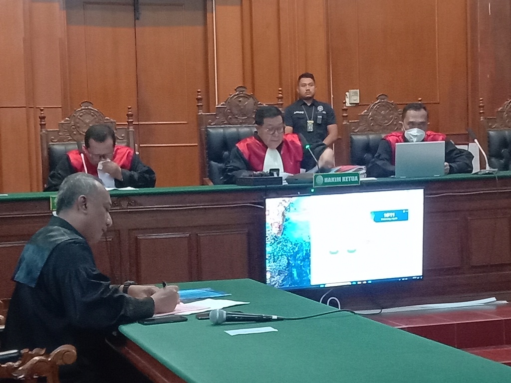 Hakim Erintuah Damanik, Heru Hanindyo, dan Mangapul yang mengadili Gregorius Ronald Tannur di PN Surabaya. (FAJAR/RADAR SURABAYA)
