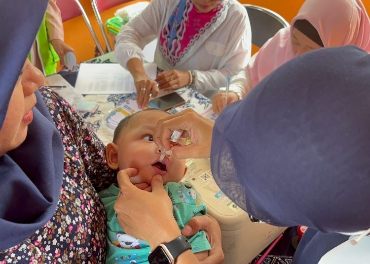 DEMI MASA DEPAN: Imunisasi polio terhadap buah hati kita dengan tujuan untuk memberikan kekebalan terhadap polio. (KEMENKES)