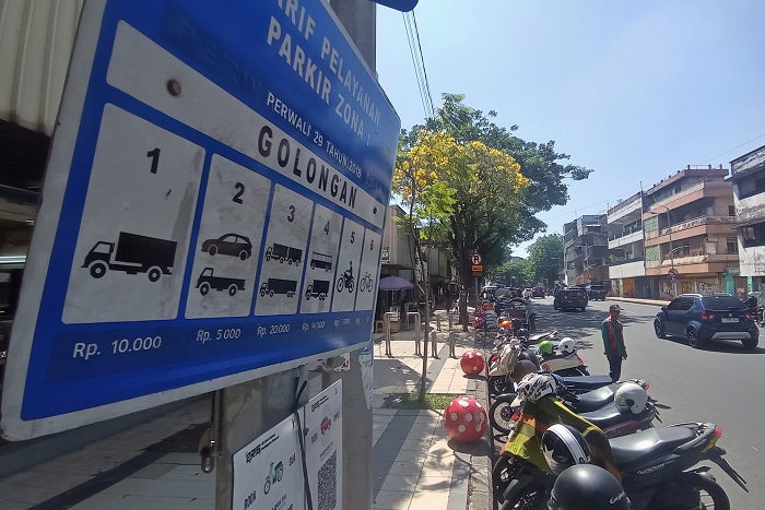 BAYAR PAKAI QRIS: Pemkot Surabaya melakukan sejumlah inovasi baru melalui skema pembayaran untuk mencegah kebocoran PAD dari parkir. (SURYANTO/RADAR SURABAYA)