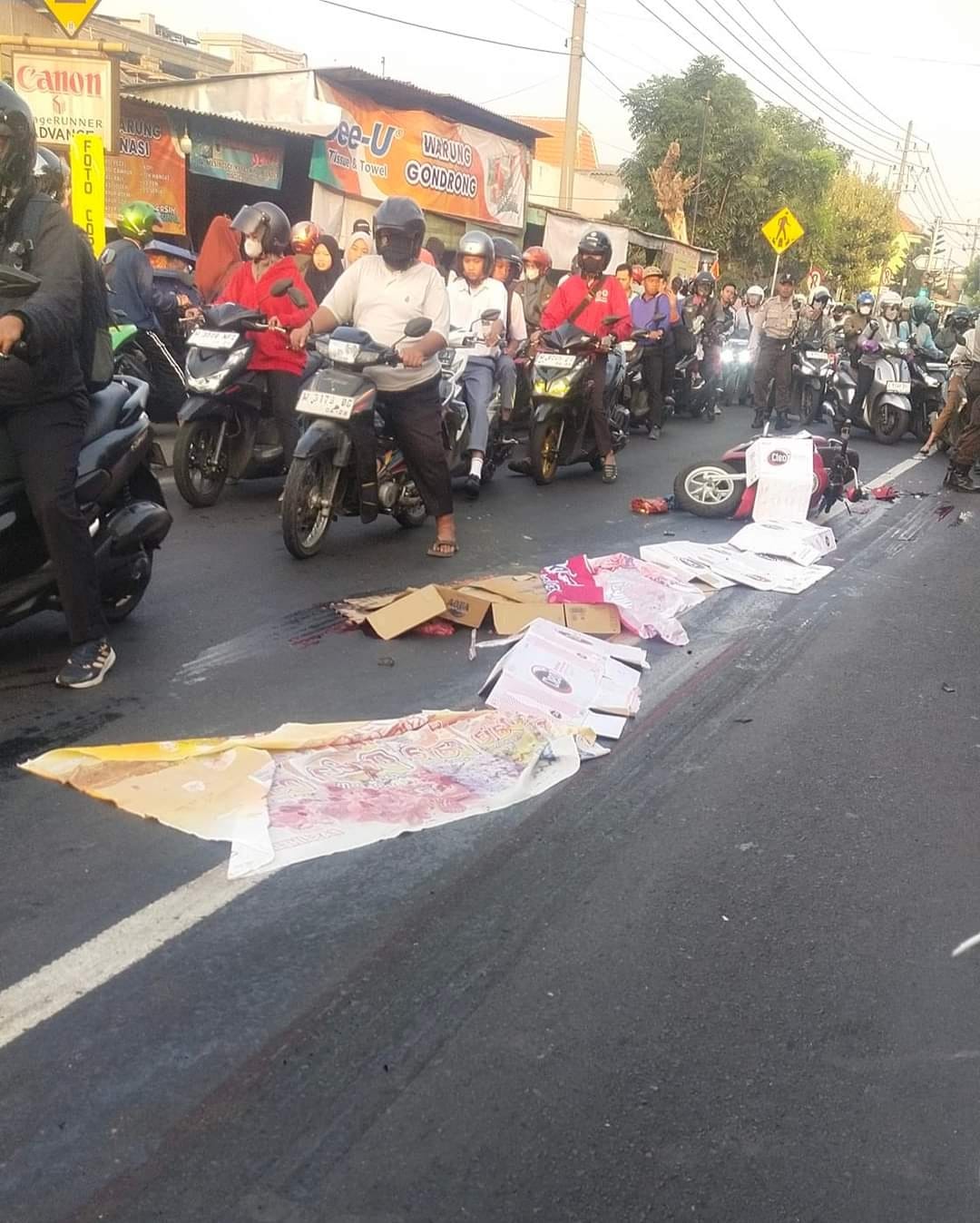Jenazah korban tergeletak di Jalan Mastrip Surabaya. (IST)