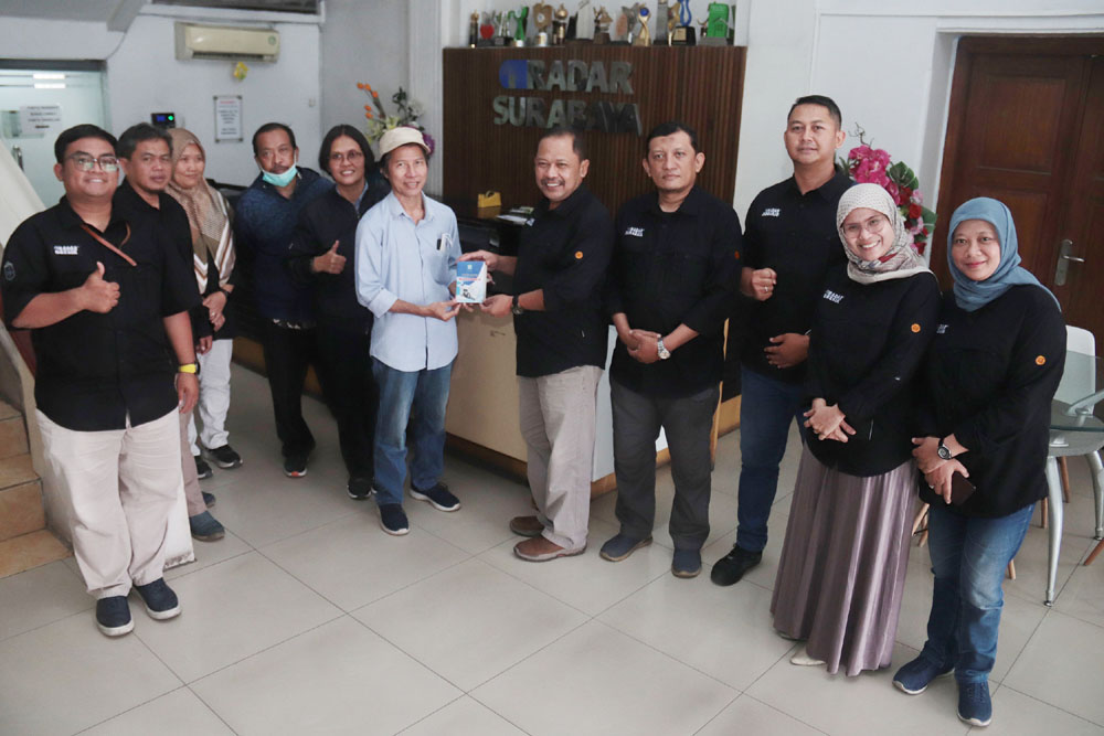 Tim Dewan Pers foto bersama usai proses verfak yang berjalan lancar di kantor Radar Surabaya.
