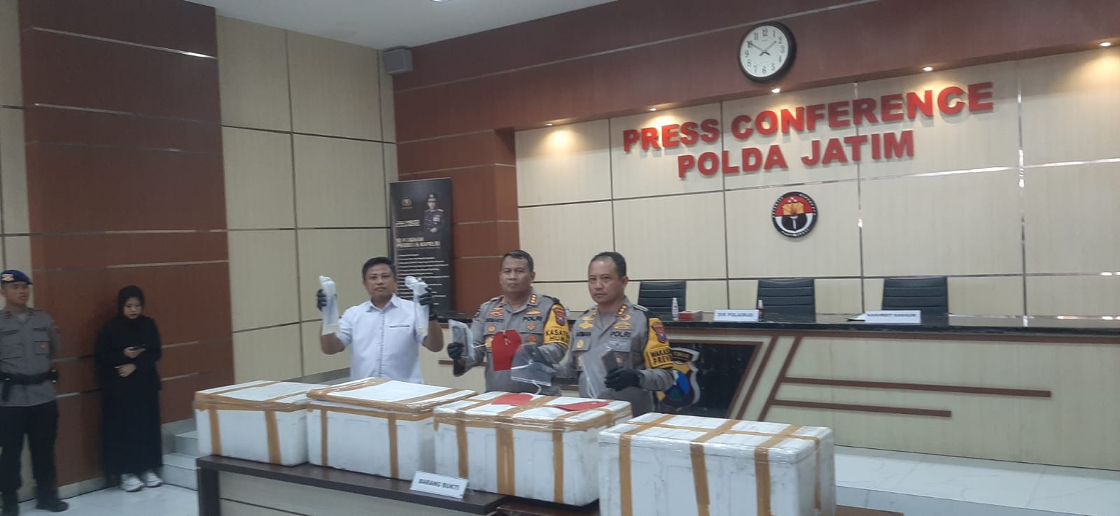 Dua tersangka penjual benih bening lobster diamankan di Polda Jatim. (SURYANTO/RADAR SURABAYA)