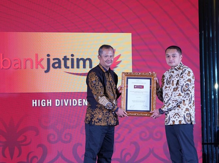 SELAMAT: Bank Jatim meraih penghargaan prestisius sebagai salah satu emiten kategori High Dividend dalam acara Malam Apresiasi Emiten 2024. (IST)
