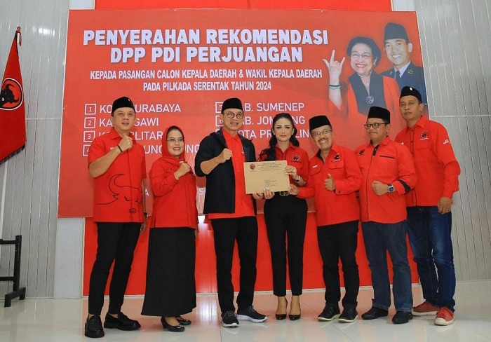 BAHAGIA: Krisdayanti menerima surat tugas dari PDIP Jatim untuk maju di Pemilihan Kepala Daerah (Pilkada) Serentak 2024 di Jatim untuk Kota Batu, Selasa (30/7). (SURYANTO/RADAR SURABAYA)