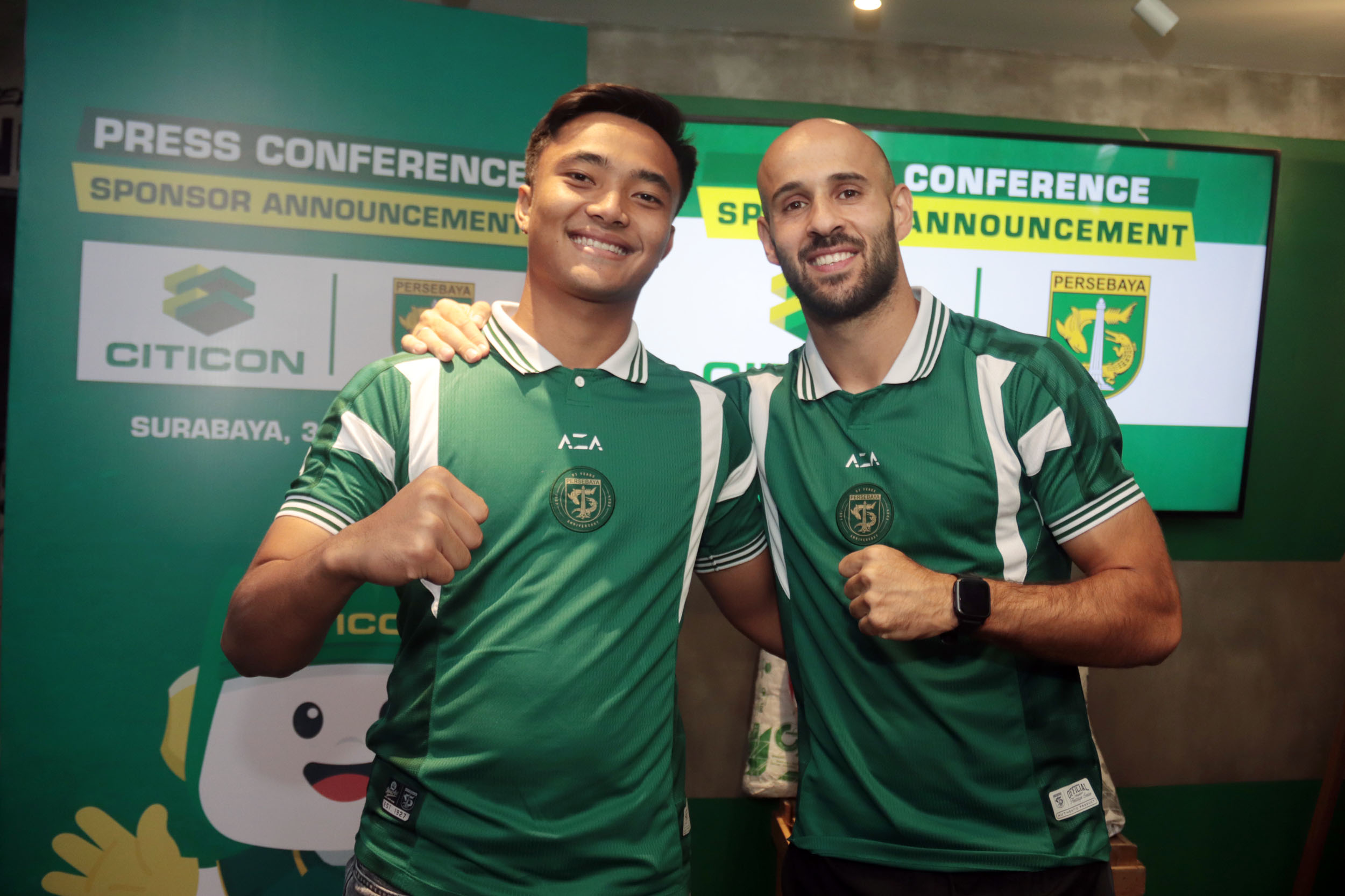 Ernando Eri Sutaryadi bersama pemain baru Persebaya Muhammad Rashid