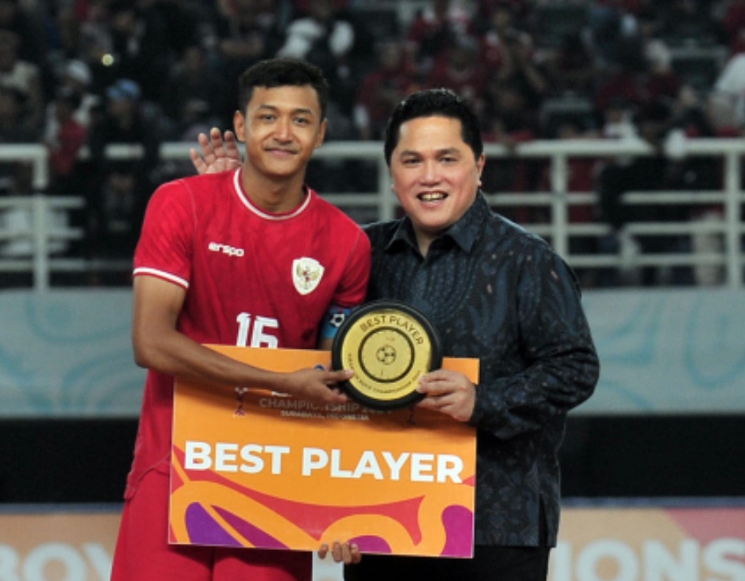 Dony Tri Pamungkas terpilih jadi pemain terbaik .