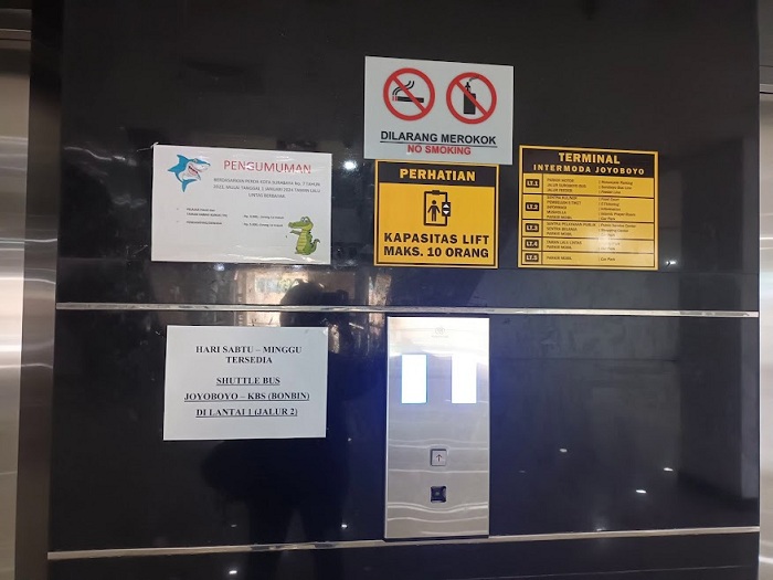 TRANSPORTASI: Pengumuman adanya shuttle bus dari TIJ ke KBS dipasang di tempat-tempat yang mudah dilihat, seperti di dinding lift. (NOFILAWATI ANISA)