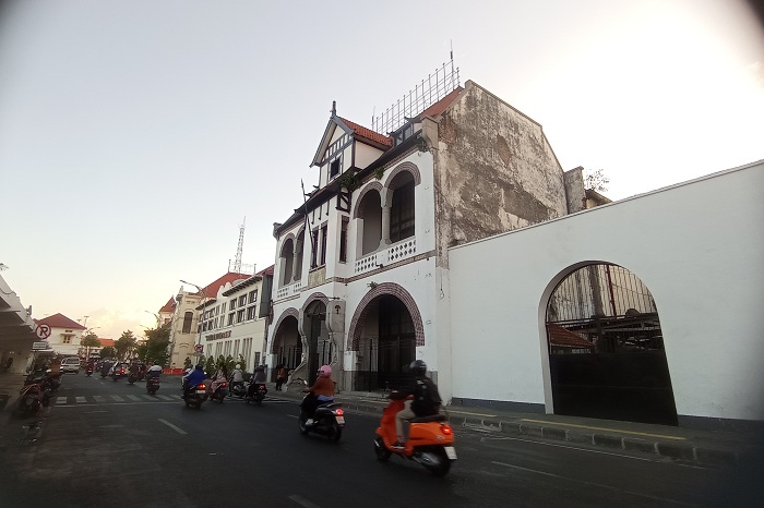 ZONA EROPA: Gedung Singa yang terletak di kawasan Kota Lama, tepatnya di Jalan Jembatan Merah, Surabaya, menarik perhatian Dubes Belanda Lambert Grijns. (SURYANTO/RADAR SURABAYA)