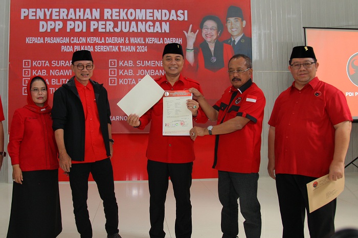SIAP: Pasangan Eri Cahyadi dan Armuji sebagai bakal calon kepala daerah Kota Surabaya menerima rekomendasi dan surat tugas di kantor DPD PDIP Jatim, Jalan Kendangsari, Selasa (30/7). (SURYANTO)