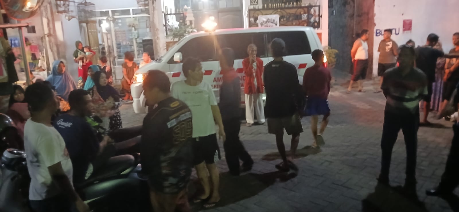 Petugas menolong Munadi yang dianiaya anaknya sendiri di Semampir Surabaya. Diduga sang anak idap gangguan jiwa. (IST)