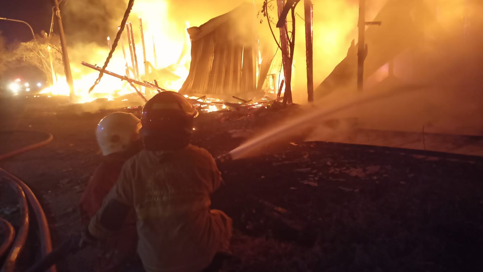 Petugas DPKP Surabaya melakukan pemadaman api yang membakar rumah gudang di TPA Benowo, Surabaya Selasa malam (30/7). (IST)