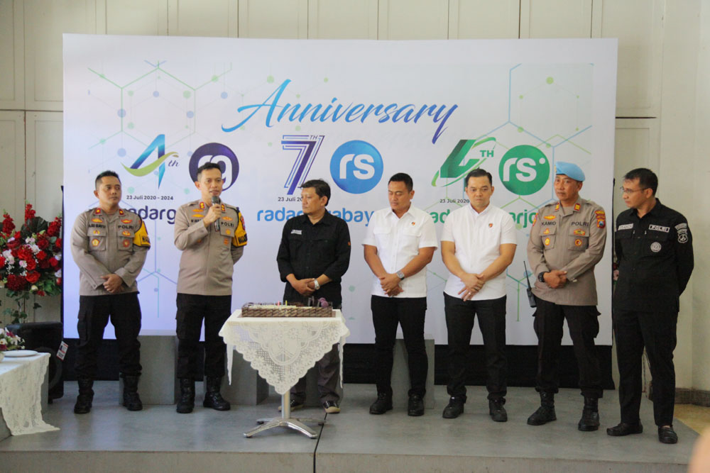 Wakapolrestabes AKBP Wimboko (dua dari kiri) bersama Wakapolres Tanjung Perak Kompol Ari Bayu Aji (kiri) dan PJU Polrestabes Surabaya di acara Open House media online grup Radar Surabaya.
