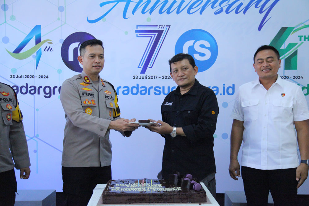 Pemred Radarsurabaya.id Wijayanto menerima potongan kue sebagai ucapan HUT ke-7 dari Wakapolrestabes AKBP Wimboko.