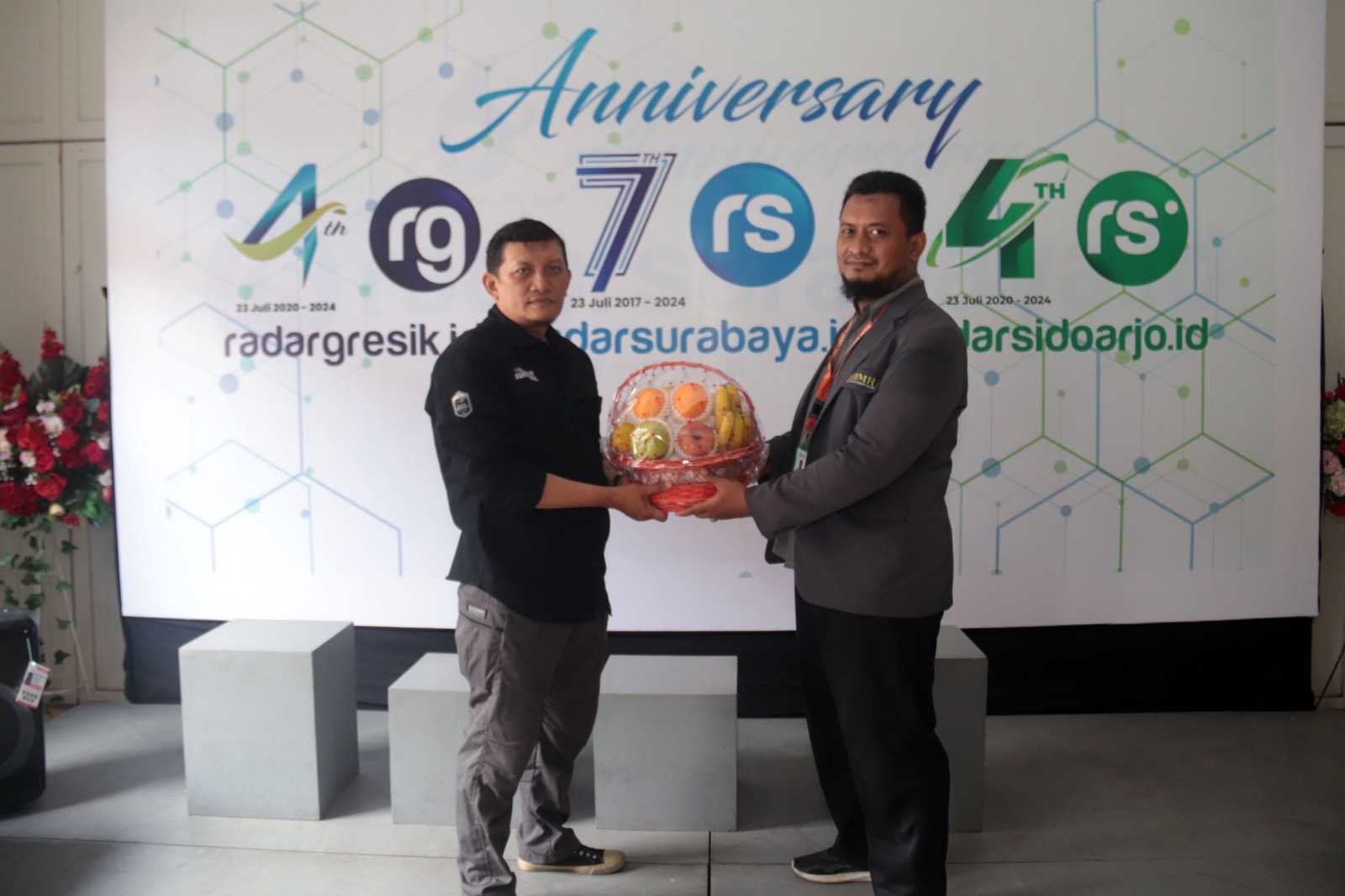 KOLABORASI: Manajer Operasional BMH Gerai Sidoarjo, S. Abdul Karim S.E.I. (kanan), bersama Pemimpin Redaksi Radarsurabaya.id, Wijayanto.